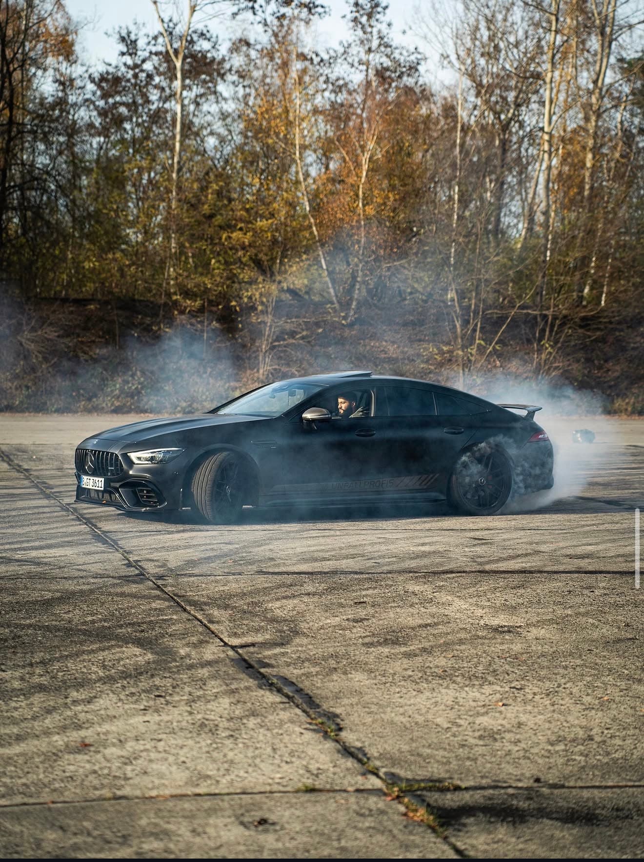 Mercedes-AMG GT 63 der Unfallprofis im Drift — Seitenansicht mit Reifenrauch
