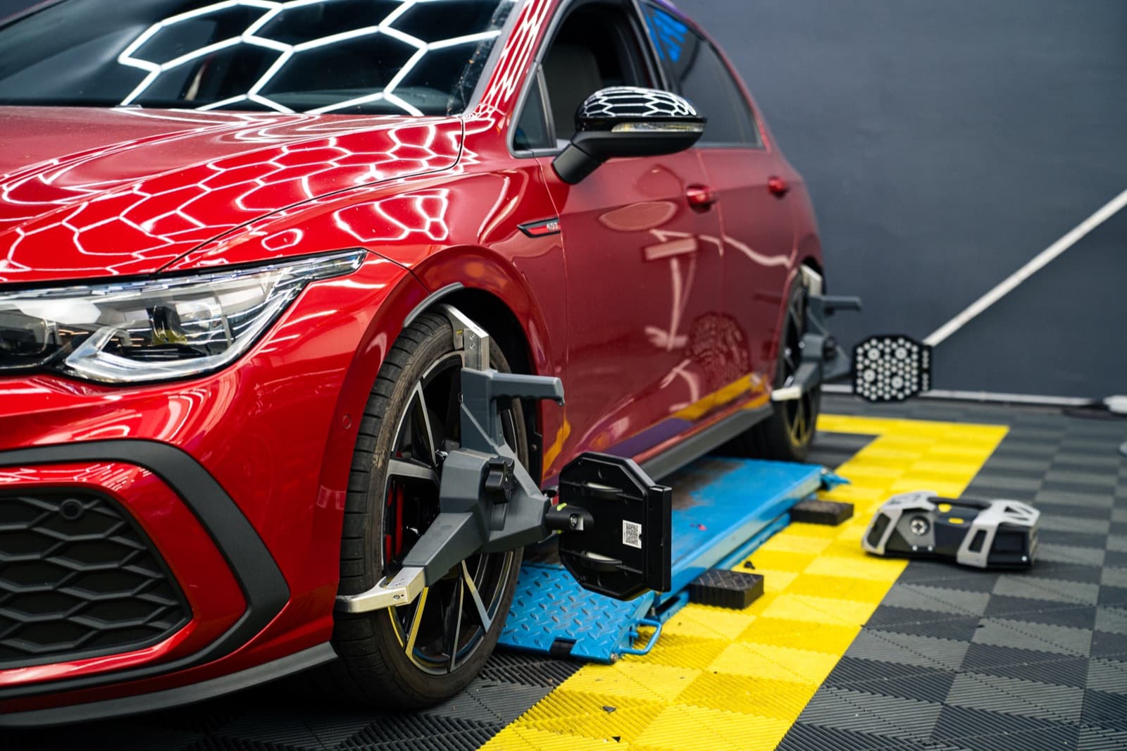3D-Achsvermessung an einem VW Golf R